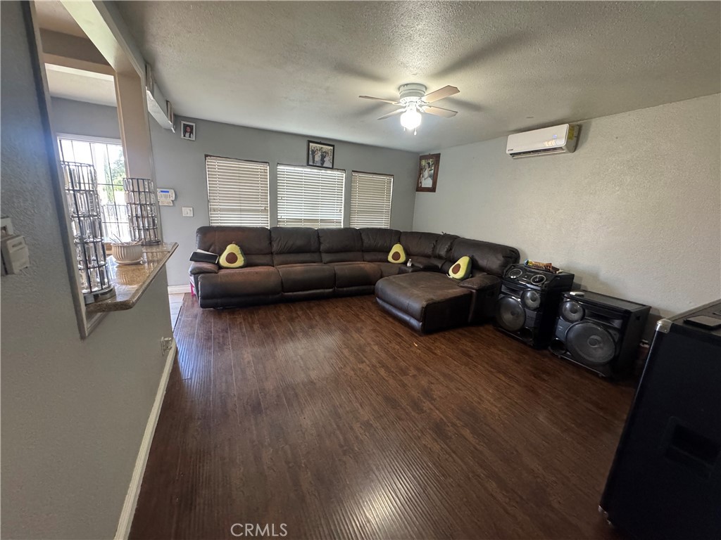 1220 W Victoria Property Photo 7