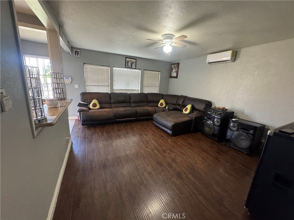 1220 W Victoria Property Photo 7
