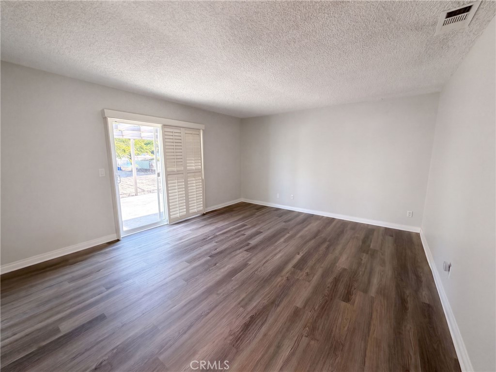 26934 10th Property Photo 3