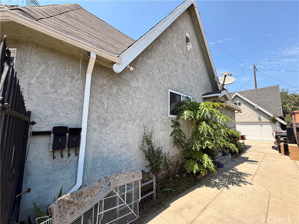2527 Flower Street Property Photo 2
