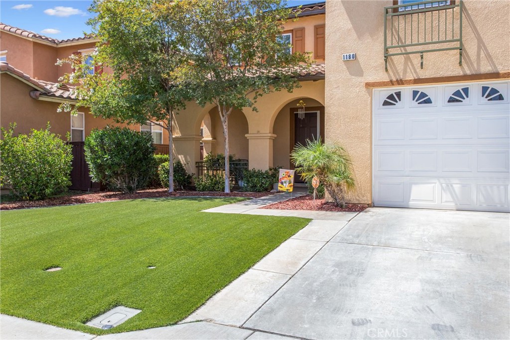 1180 Reisling Property Photo 4