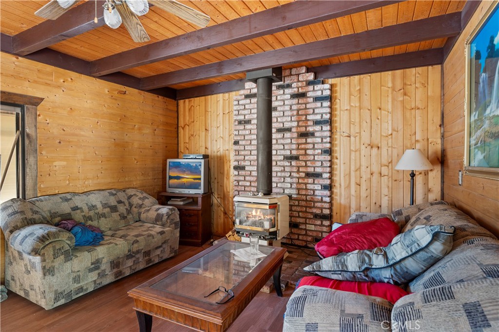 1000 Willow Property Photo 7