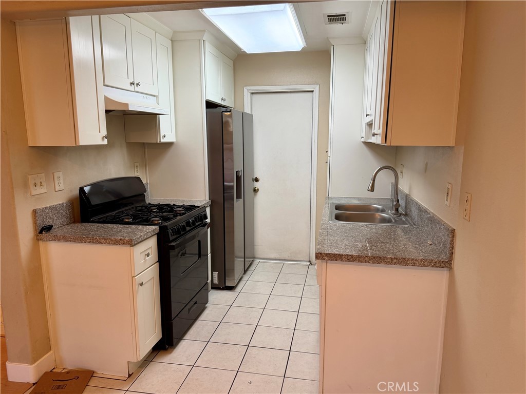 1371 S Park Avenue C Property Photo 6
