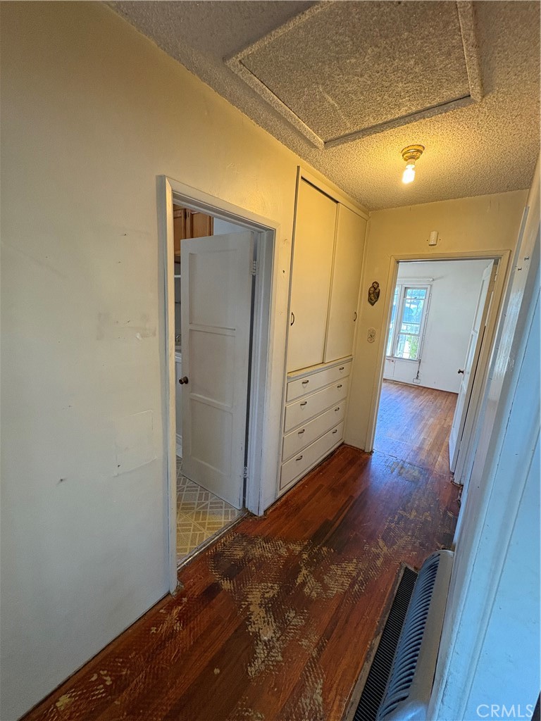 102 E 7th Property Photo 18