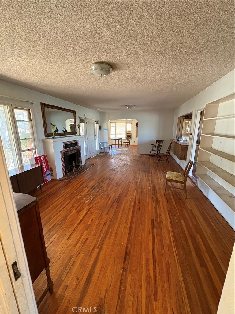 102 E 7th Property Photo 19