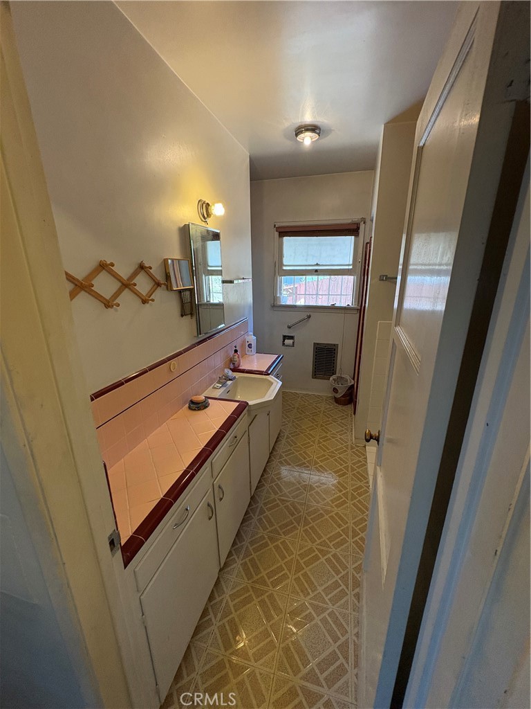 102 E 7th Property Photo 24