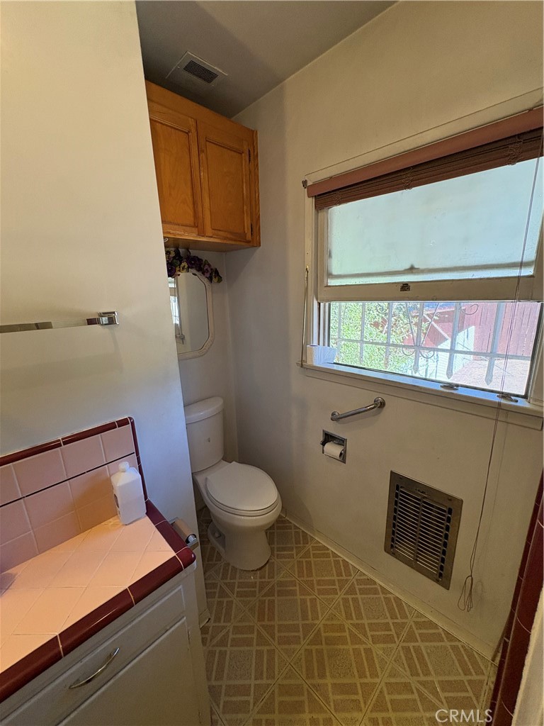 102 E 7th Property Photo 26