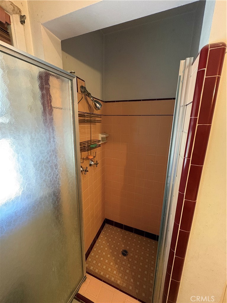 102 E 7th Property Photo 27