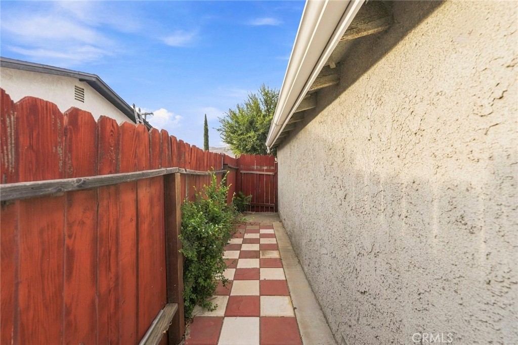 831 W George Property Photo 36