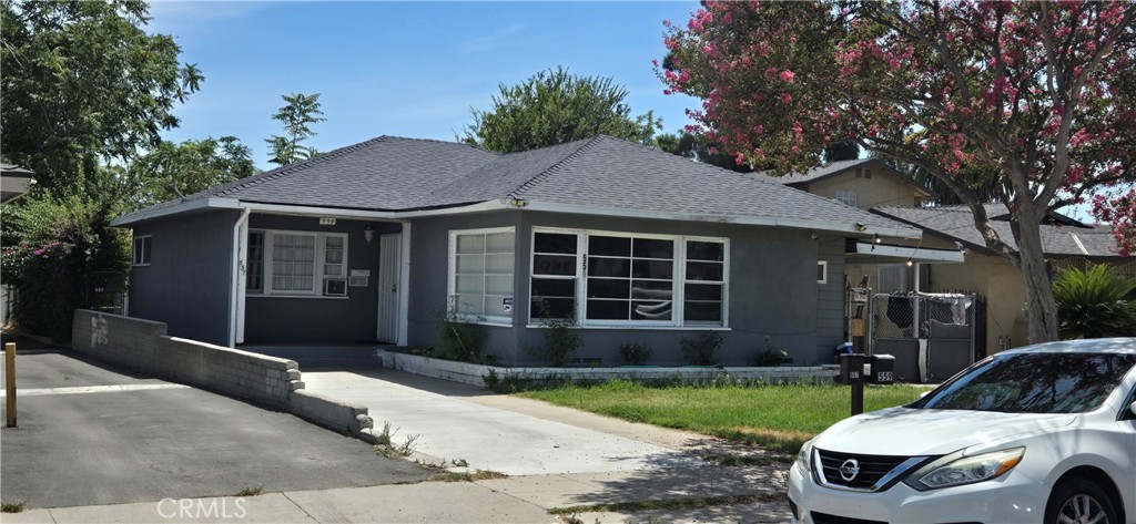 559 W 25th Property Photo 1