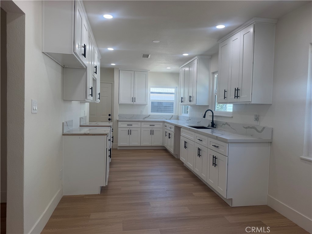 4216 N Mountain View Property Photo 1