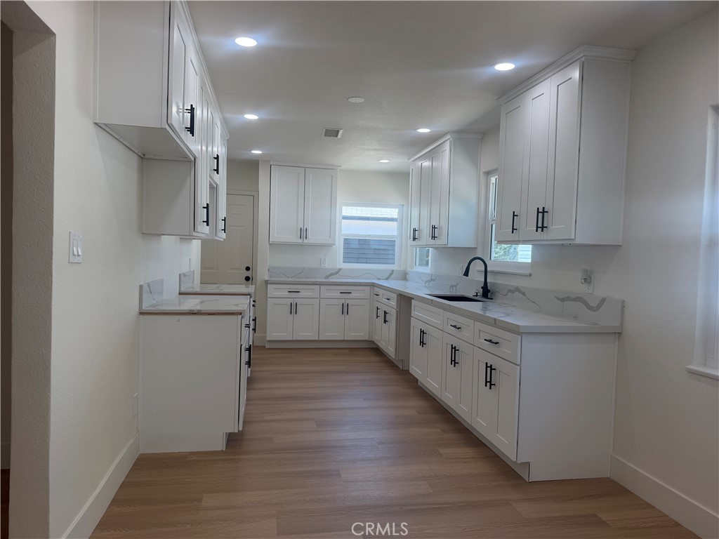 4216 N Mountain View Property Photo 2