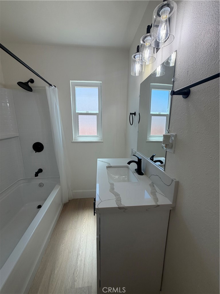 4216 N Mountain View Property Photo 5