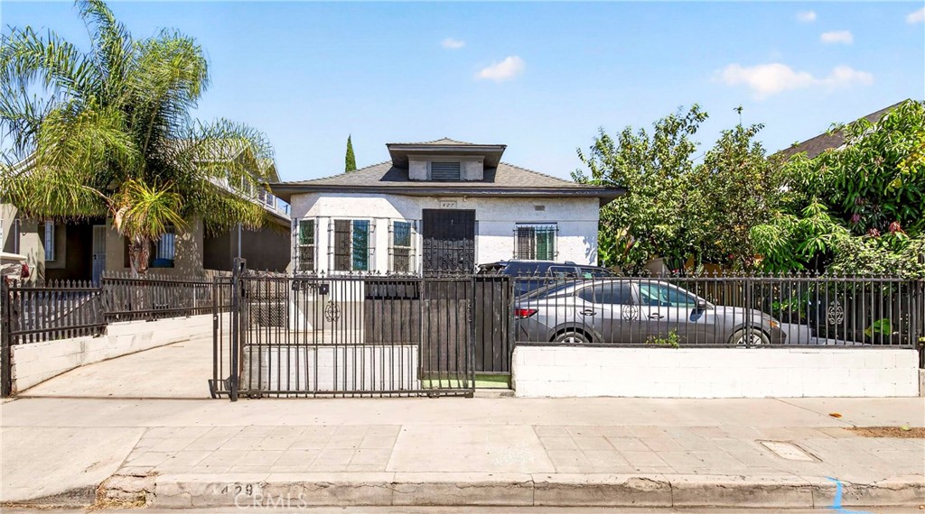 427 E 43rd Street Property Photo 1