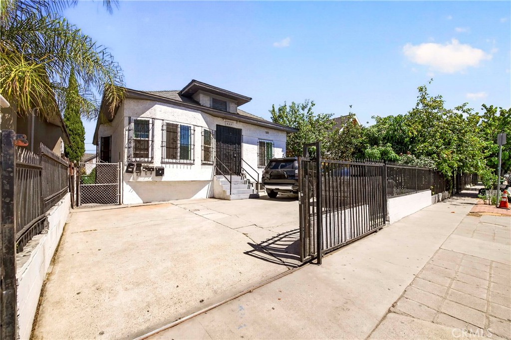 427 E 43rd Street Property Photo 2