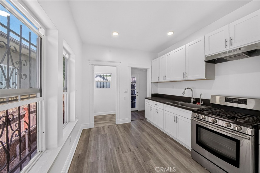 427 E 43rd Street Property Photo 3