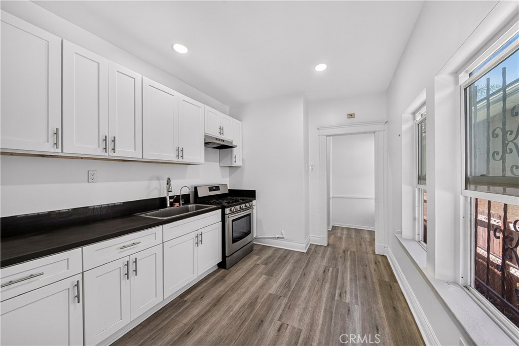 427 E 43rd Street Property Photo 4