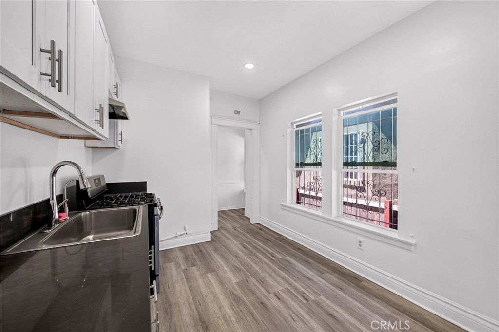 427 E 43rd Street Property Photo 5