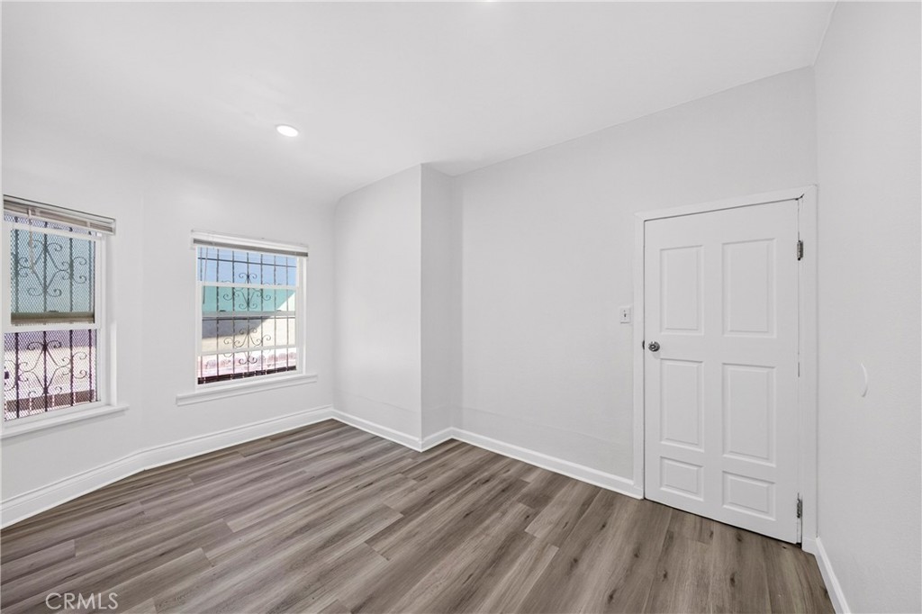 427 E 43rd Street Property Photo 6