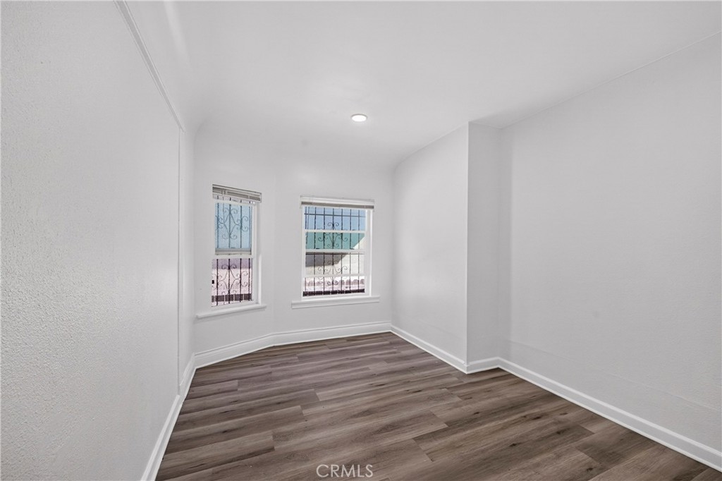 427 E 43rd Street Property Photo 7