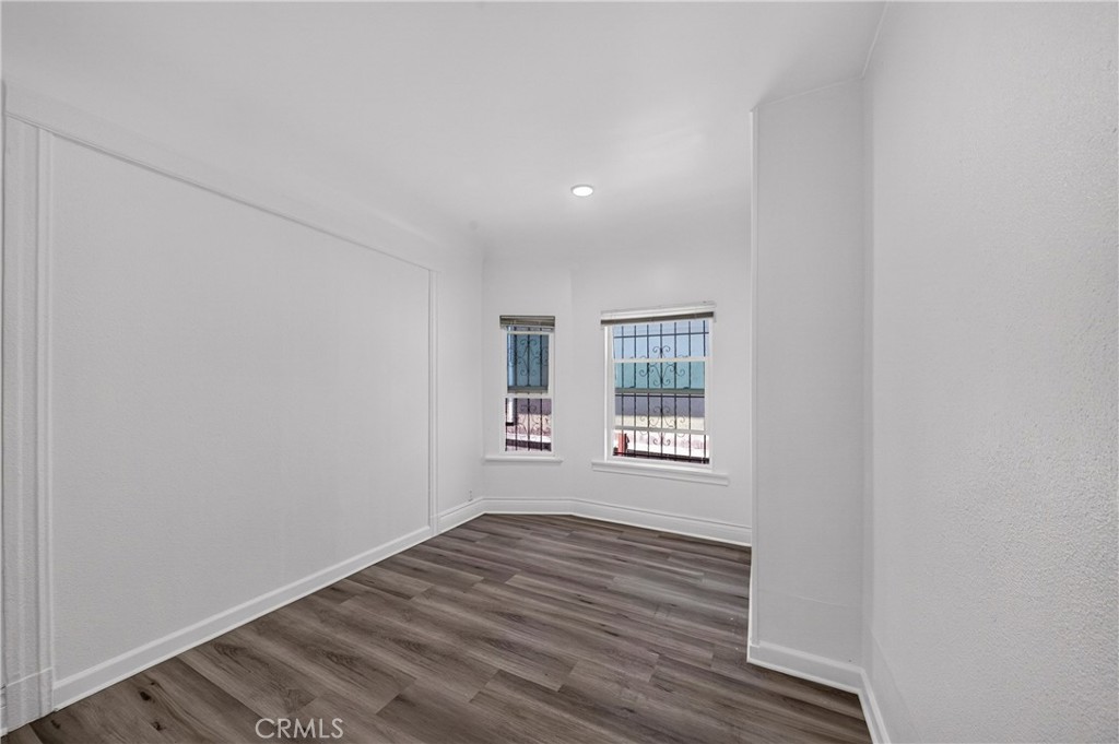427 E 43rd Street Property Photo 9