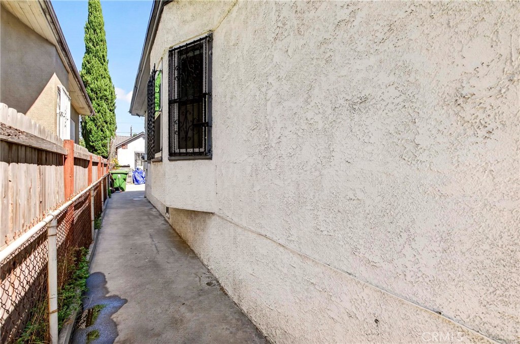 427 E 43rd Street Property Photo 11