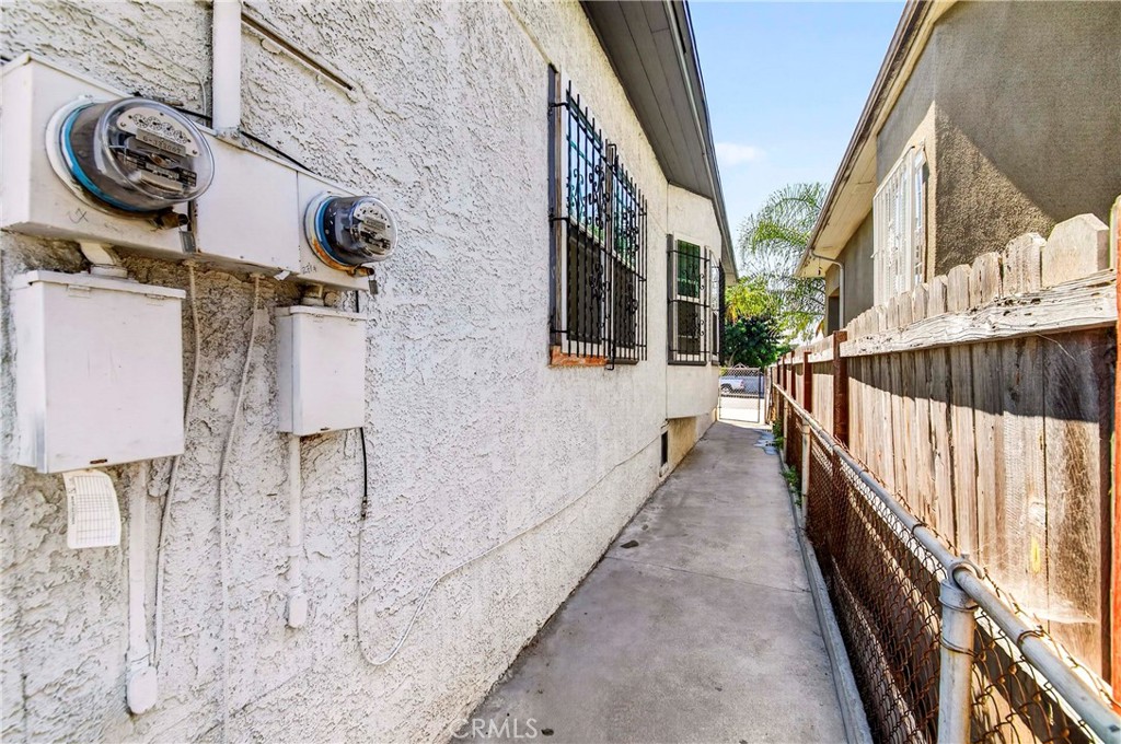 427 E 43rd Street Property Photo 12