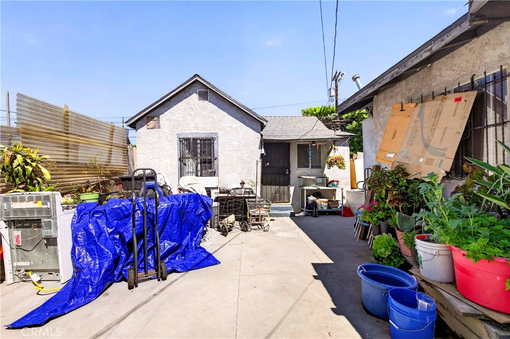 427 E 43rd Street Property Photo 13