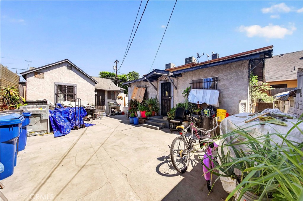 427 E 43rd Street Property Photo 14