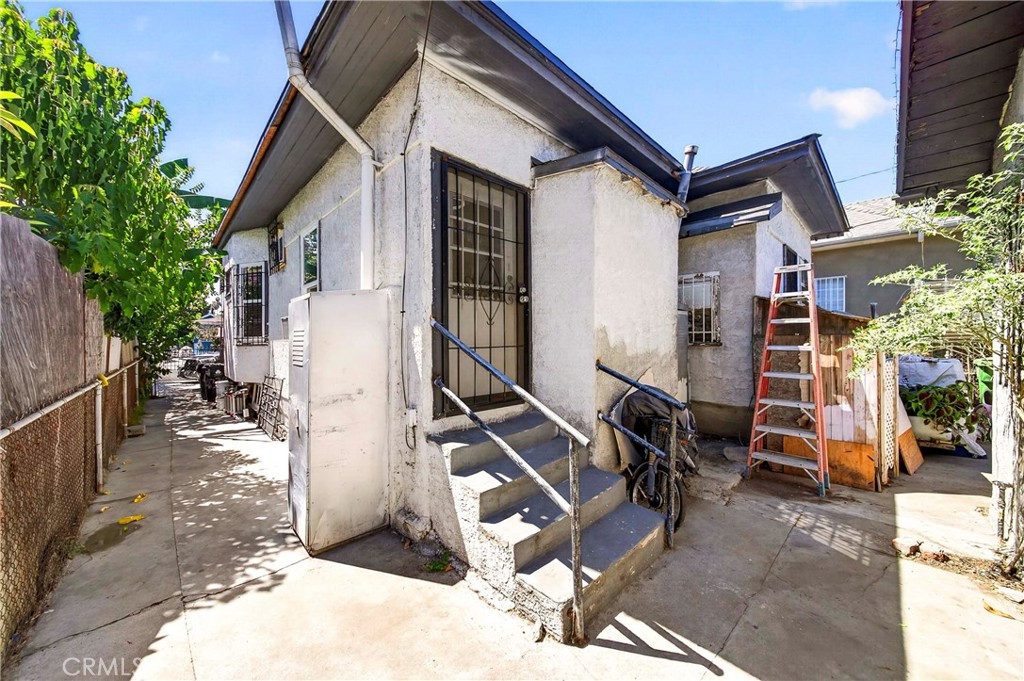 427 E 43rd Street Property Photo 16