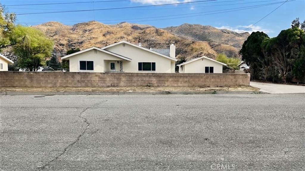 488 E Victory Avenue Property Photo 2