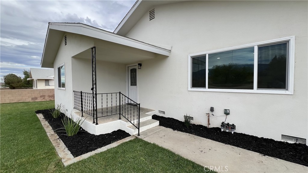 488 E Victory Avenue Property Photo 3