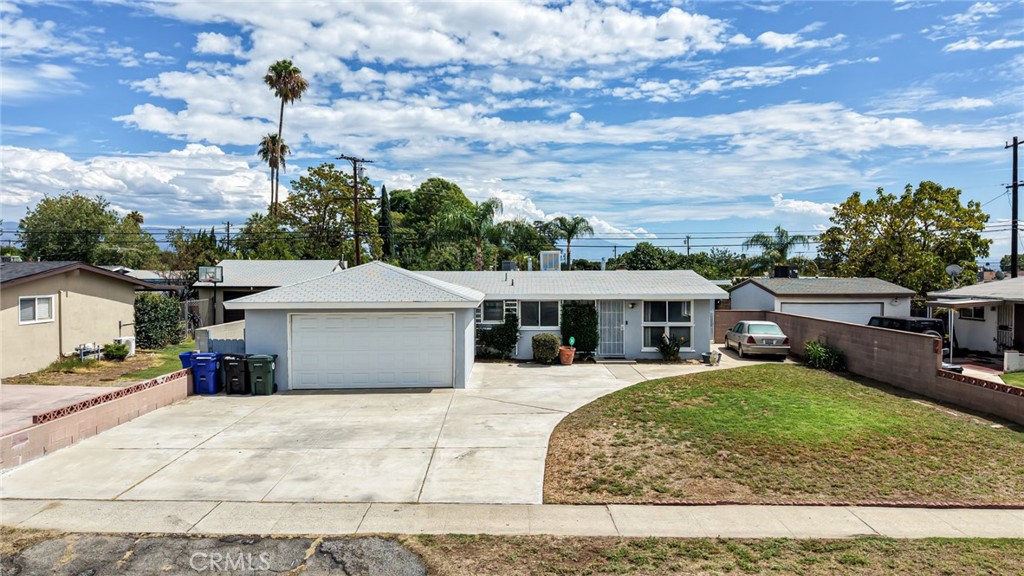 825 N Lilac Avenue Property Photo 1