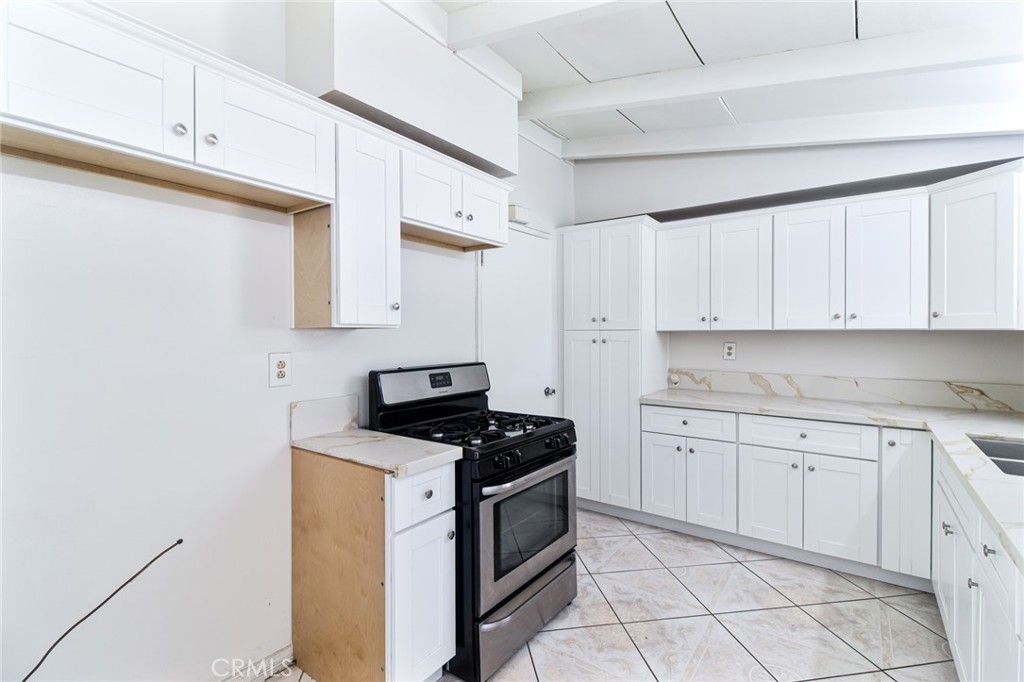 825 N Lilac Avenue Property Photo 11