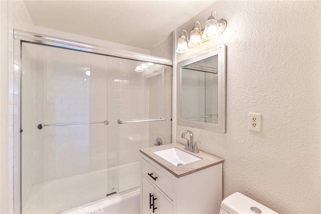825 N Lilac Avenue Property Photo 17
