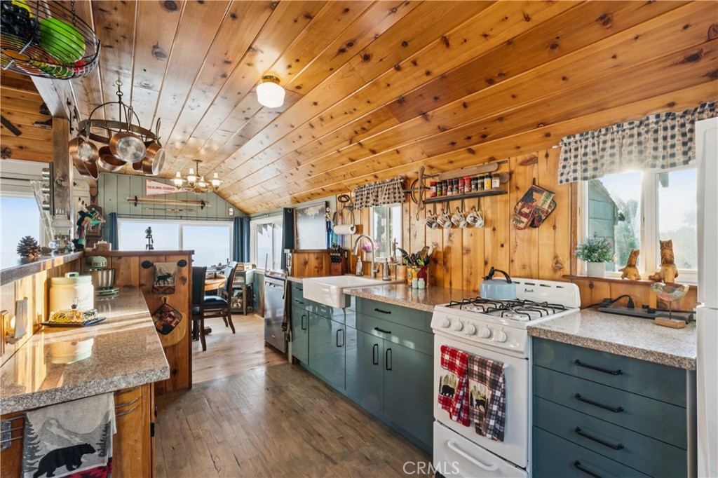 24187 Rockview Property Photo 7