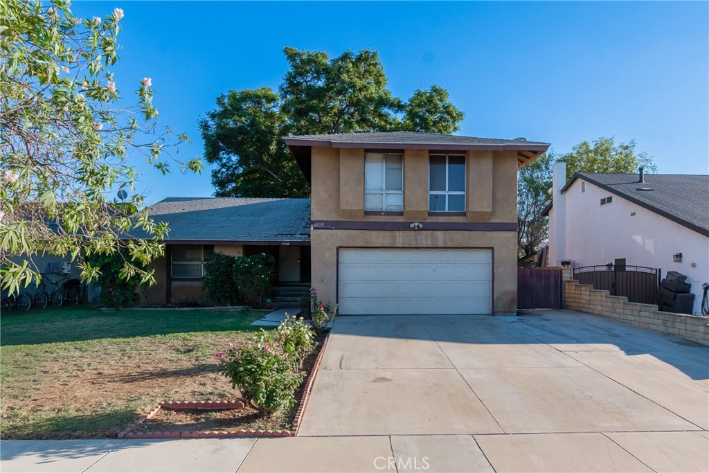2538 E Canterbury E Property Photo 1