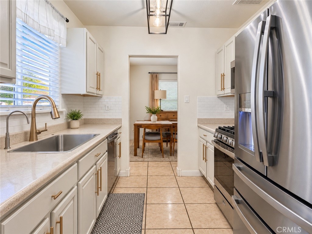 2784 N Mountain View Avenue Property Photo 4