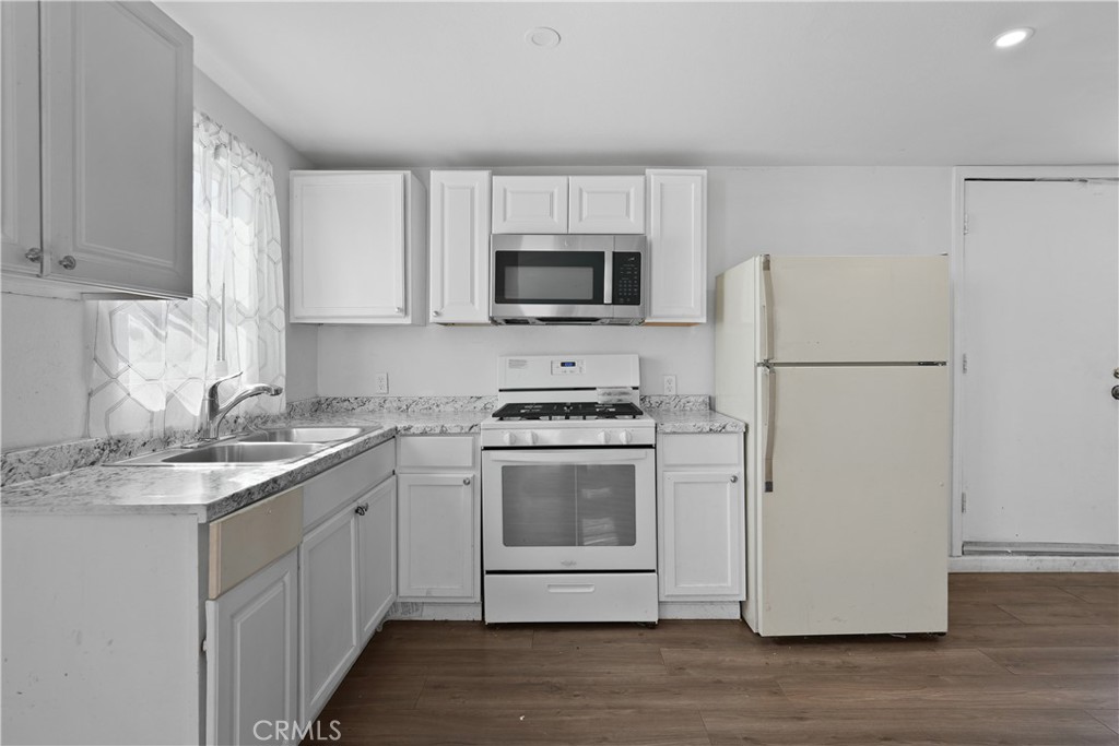 332 W 11th Street Property Photo 41
