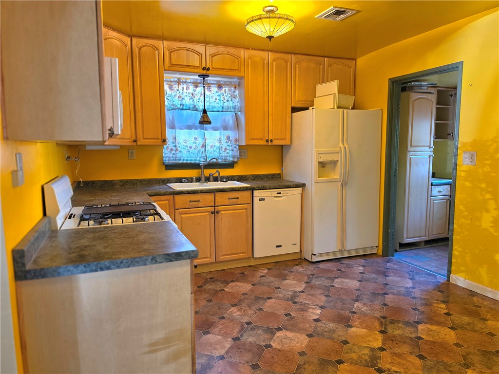 7649 Elm Street Property Photo 6