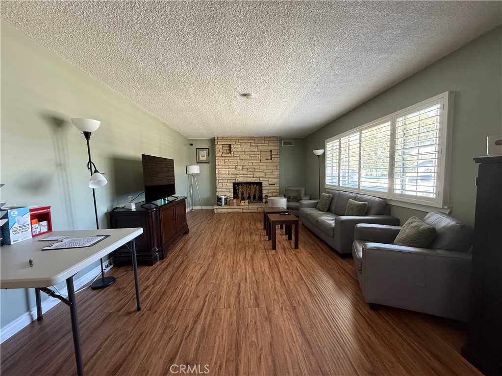 829 S Clementine Property Photo 6