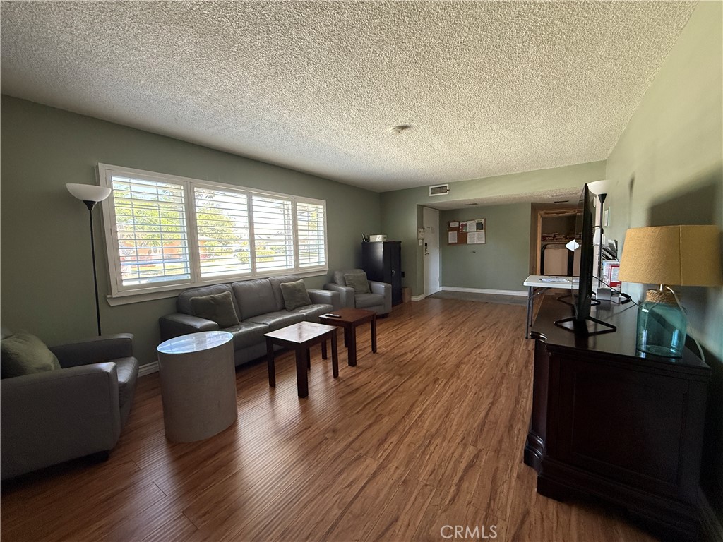 829 S Clementine Property Photo 7