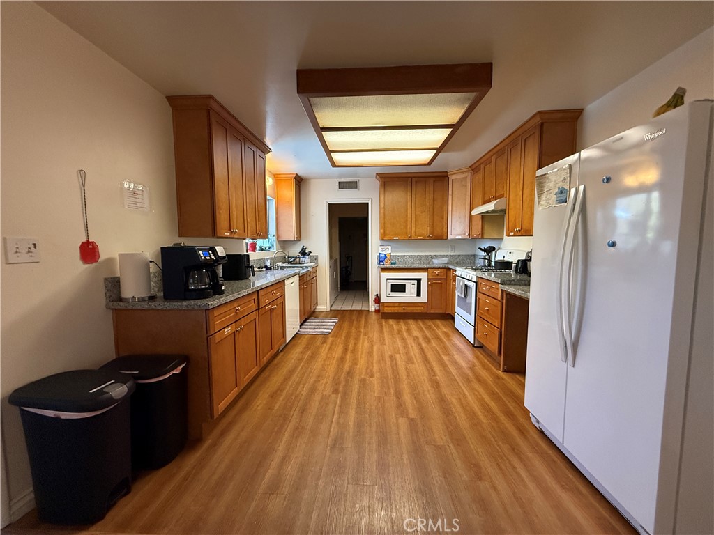 829 S Clementine Property Photo 8