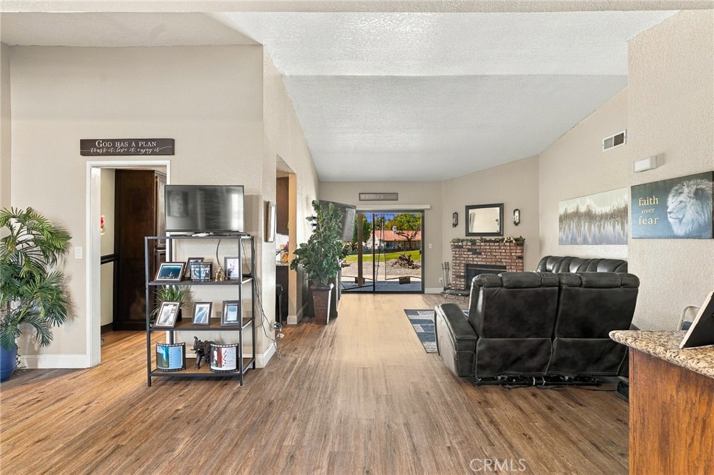 2518 Beech Tree Property Photo 6