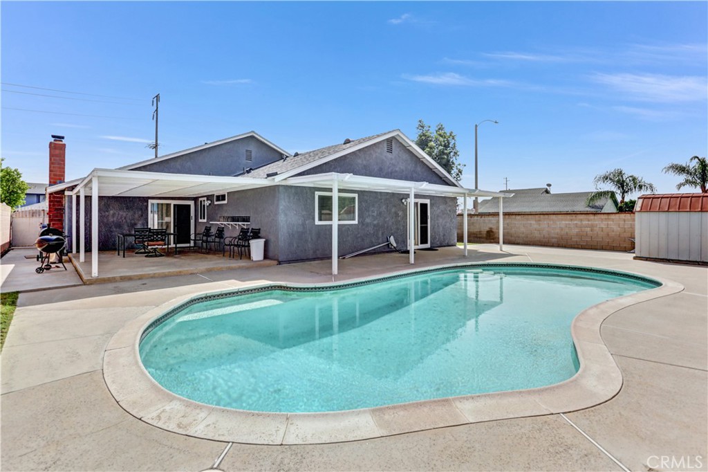 2466 S Sultana Avenue Property Photo 1