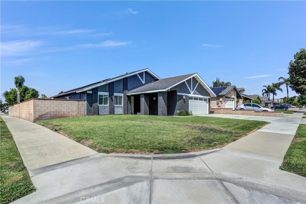 2466 S Sultana Avenue Property Photo 3