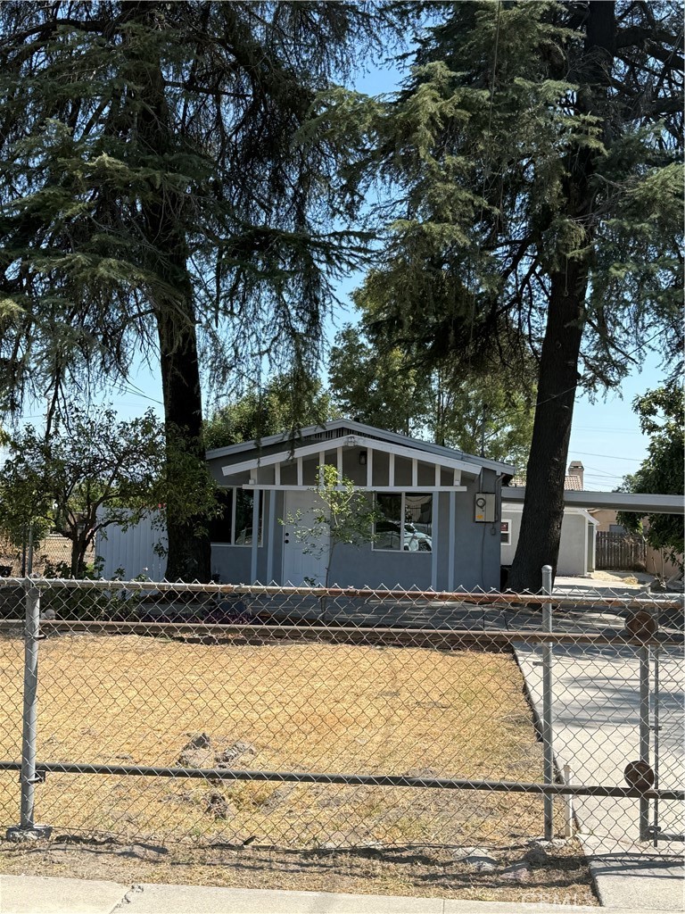 1025 W 11th Property Photo 3