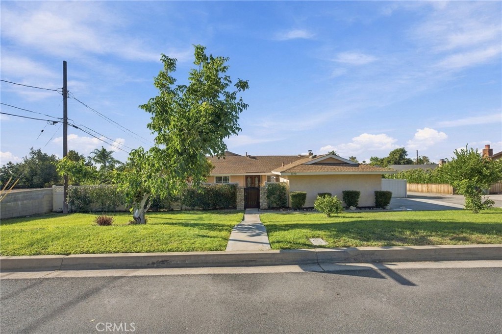 1270 W 25th Street Property Photo 2