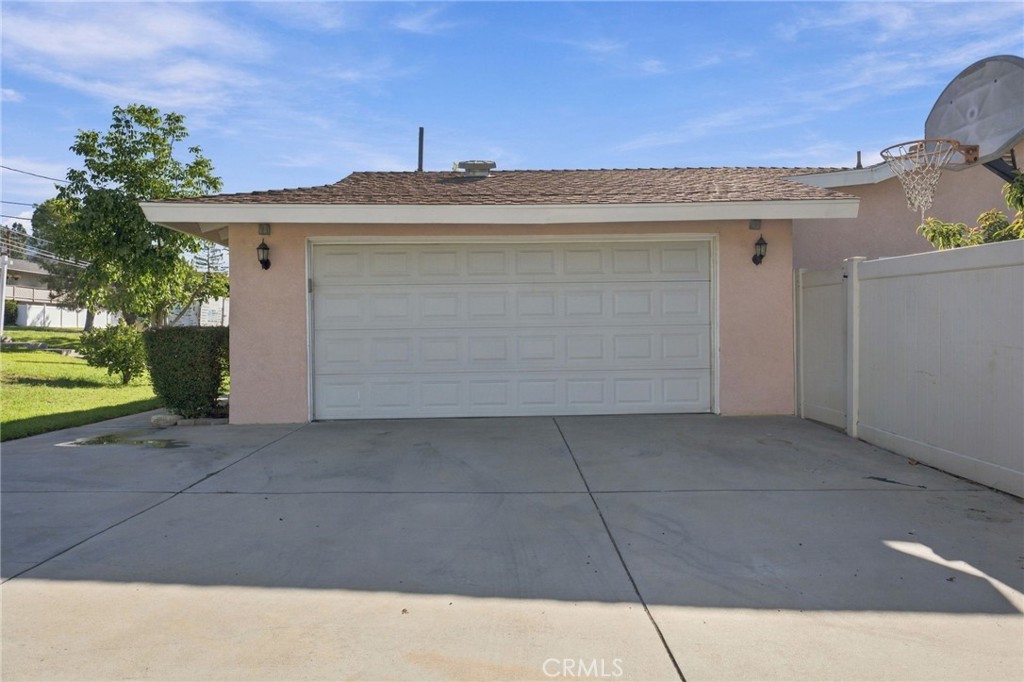 1270 W 25th Street Property Photo 30