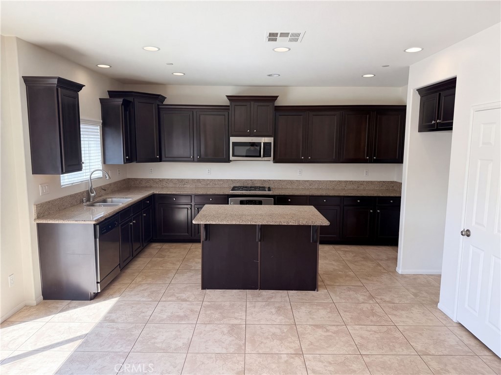 40959 Vauxhall Court Property Photo 2